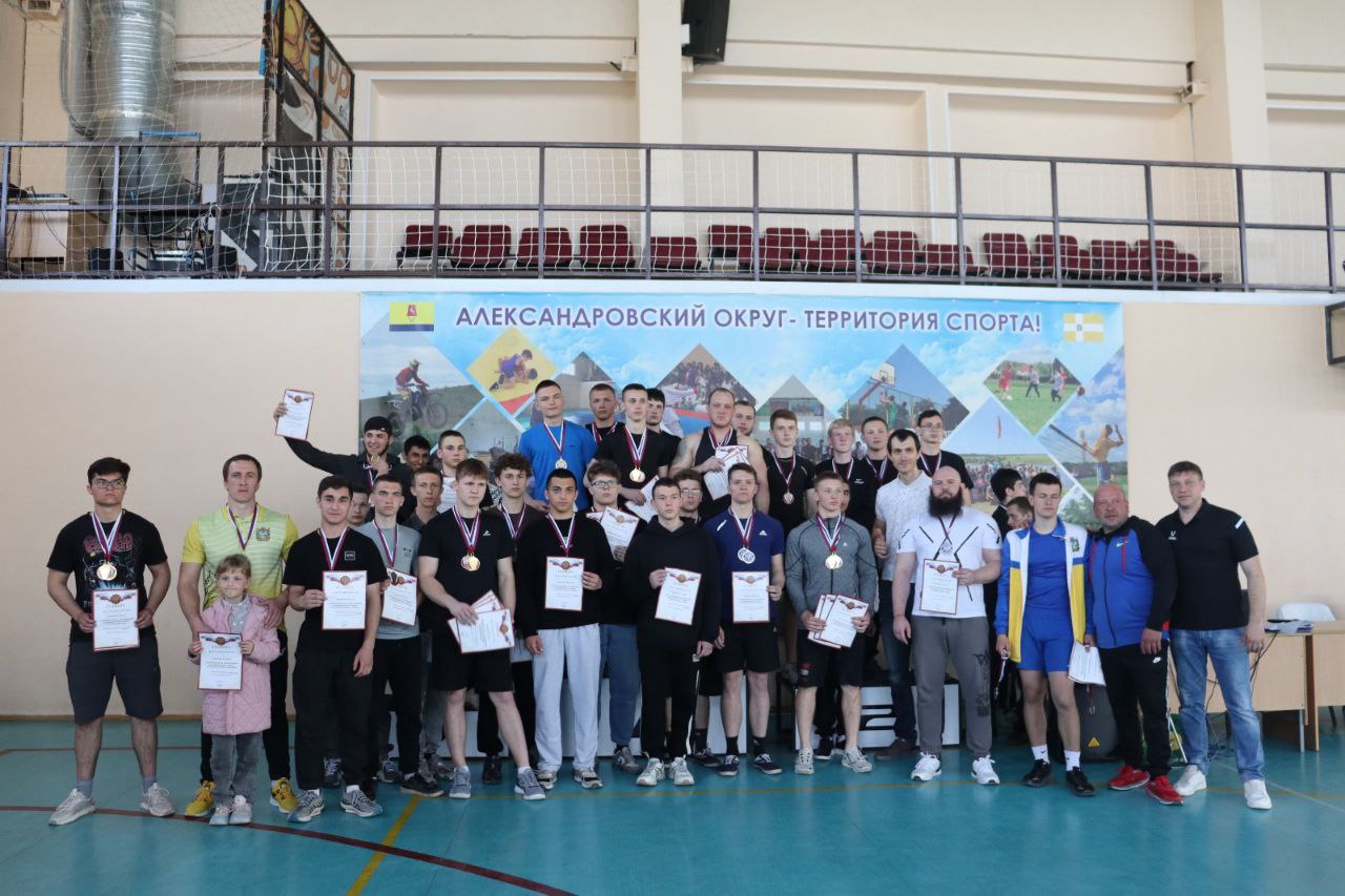 Муниципальный турнир по пауэрлифтингу.