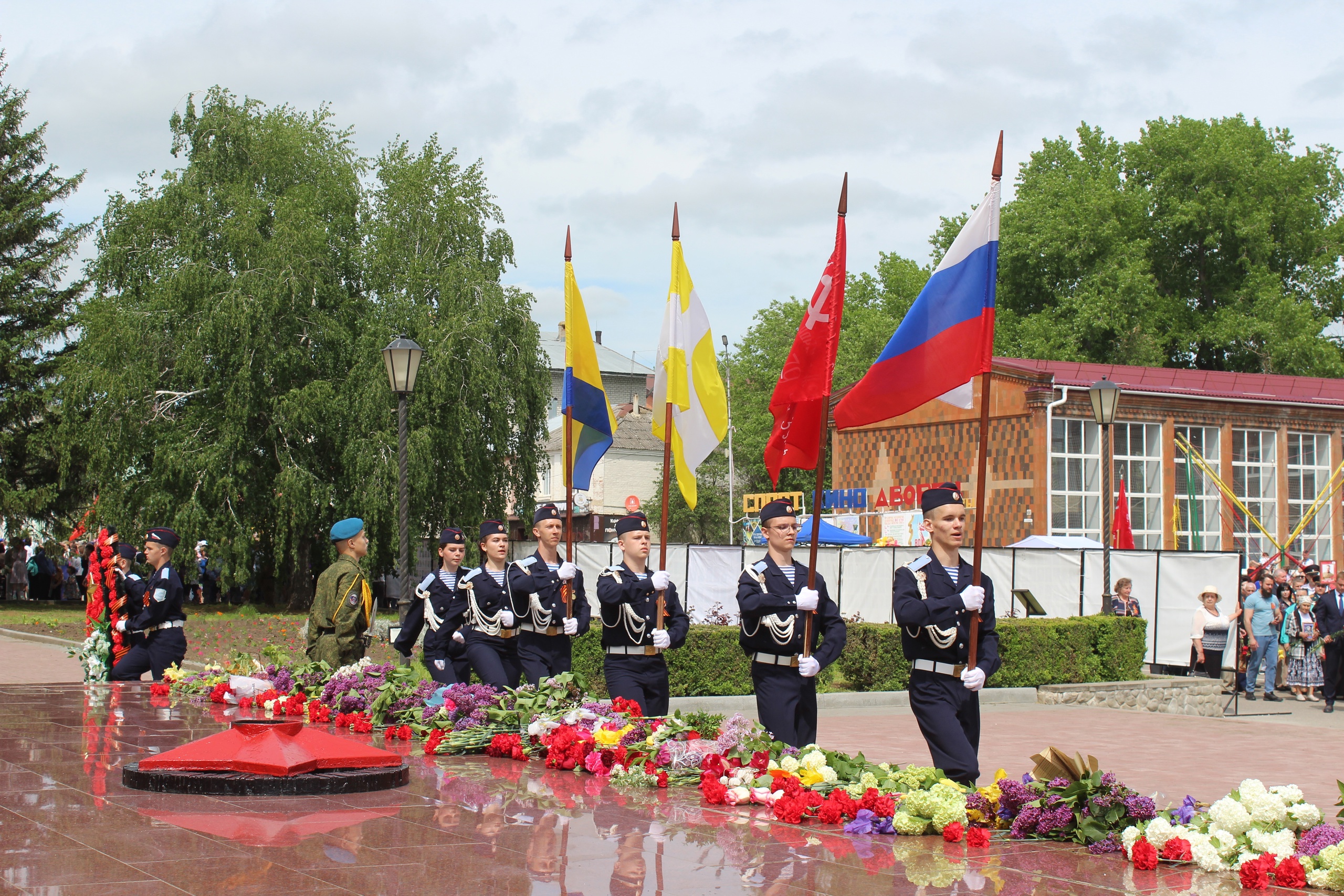 Возложение венков и цветов к Мемориалу.