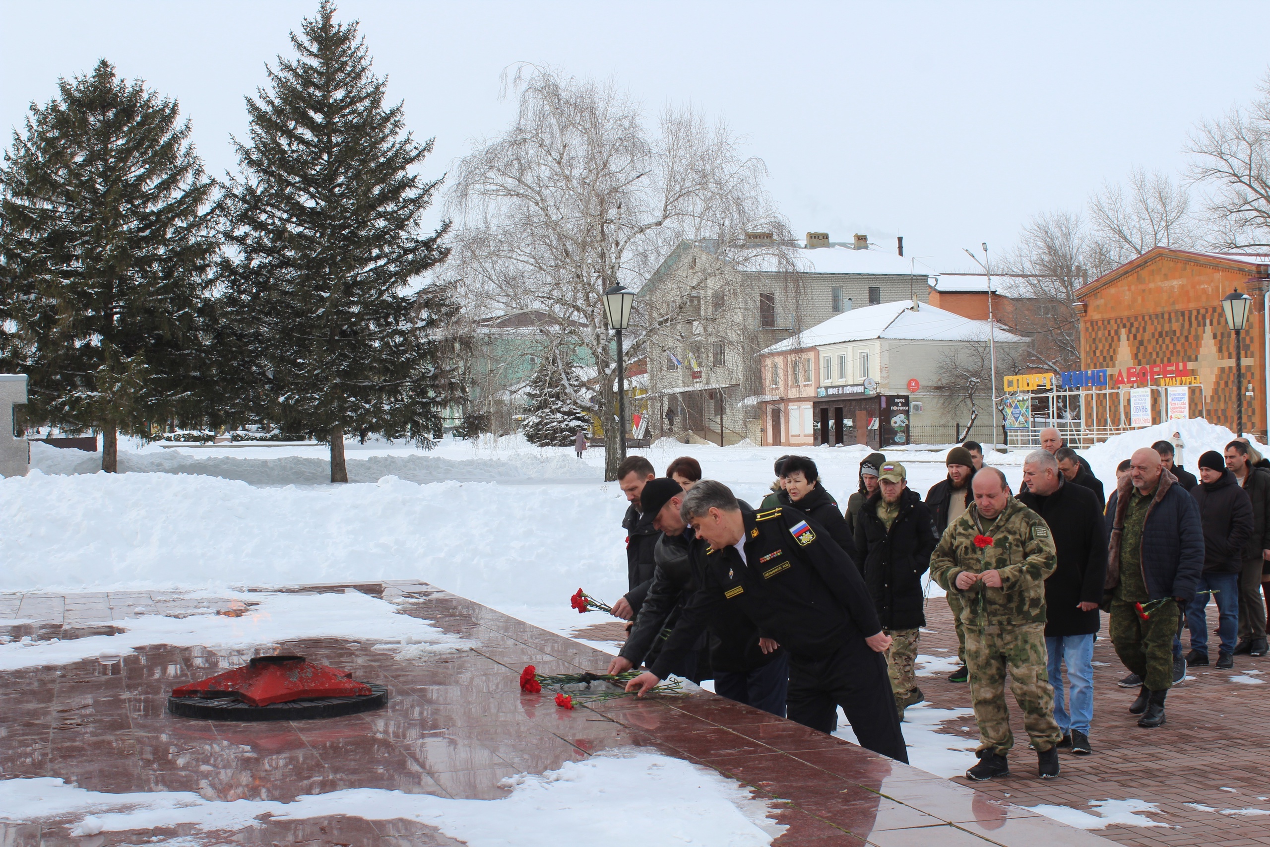 Торжественное возложение цветов к Мемориалу.