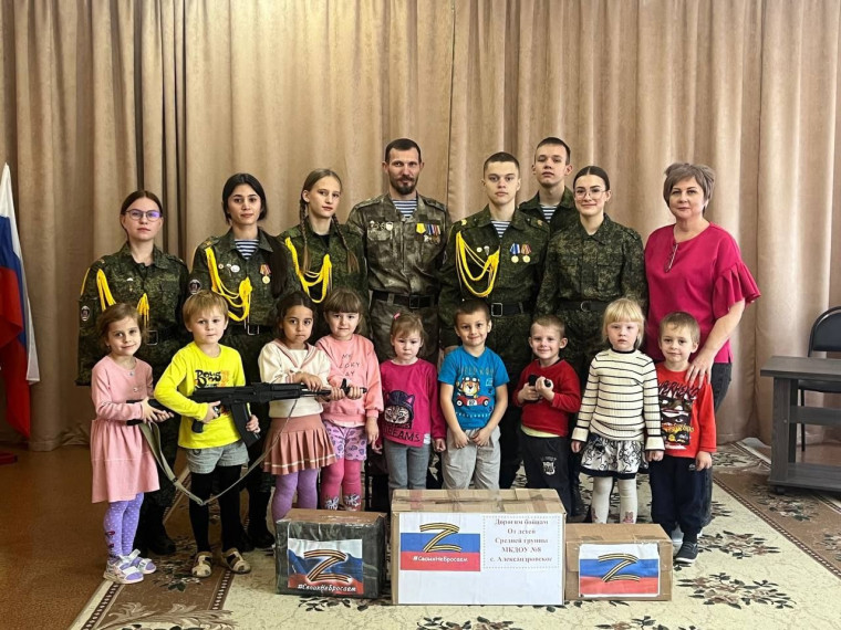 Курсанты патриотического военно-спортивного клуба «Ратник» посетили МКДОУ «Детский сад №8 «Матрешка» села Александровского. Курсанты патриотического военно-спортивного клуба «Ратник» посетили МКДОУ «Детский сад №8 «Матрешка» села Александровского.