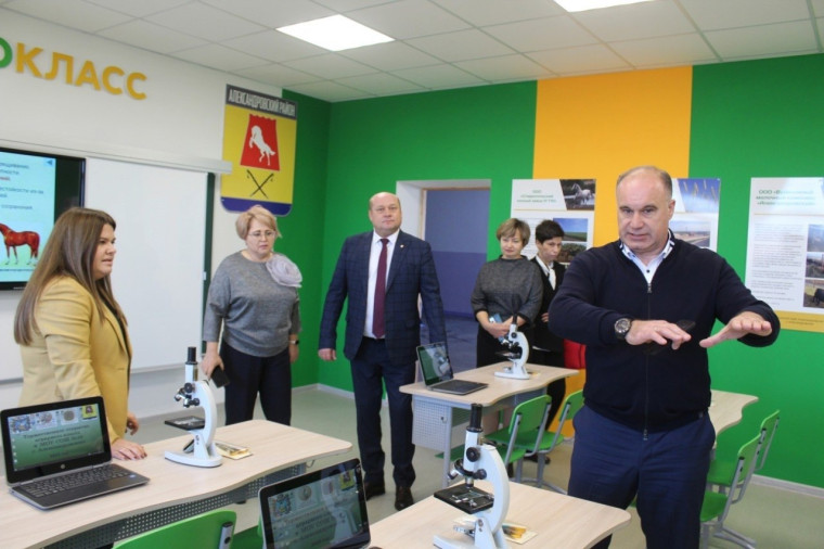Александровский округ с рабочим визитом посетили заместитель министра сельского хозяйства Российской Федерации К.Л.Шевёлкина и ректор Ставропольского аграрного университета В.Н.Ситников. Александровский округ с рабочим визитом посетили заместитель министра сельского хозяйства Российской Федерации К.Л.Шевёлкина и ректор Ставропольского аграрного университета В.Н.Ситников.