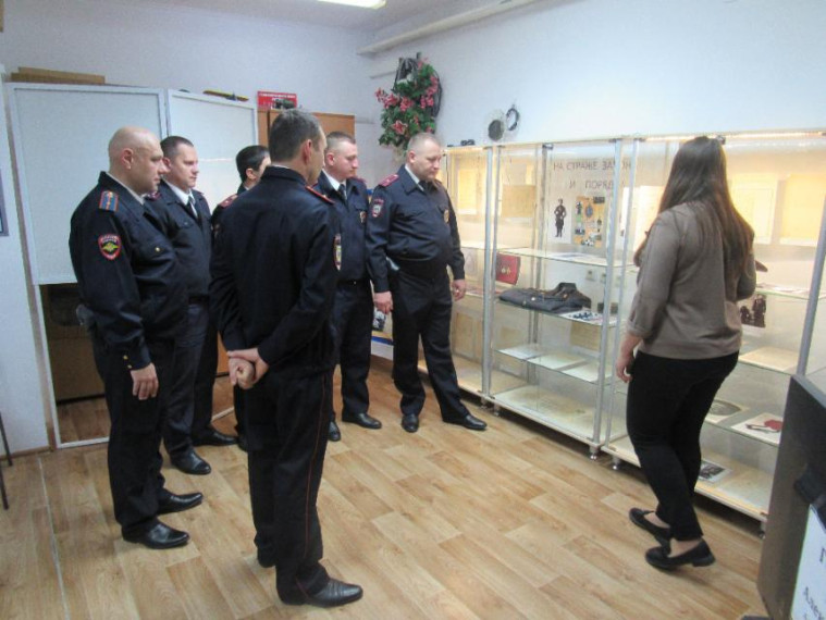 Сотрудники полиции посетили выставку «На страже закона и порядка». Сотрудники полиции посетили выставку «На страже закона и порядка».